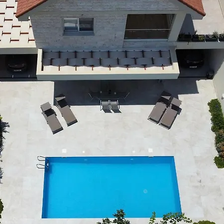 Brand New 4 Bedroom In Palodeia فيلة